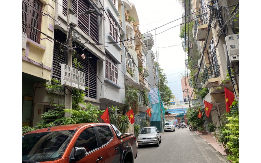 Bán gấp nhà phân lô Hoàng Quốc Việt, 98m, 3 Tầng, ô tô vào nhà, 13.5 Tỷ.